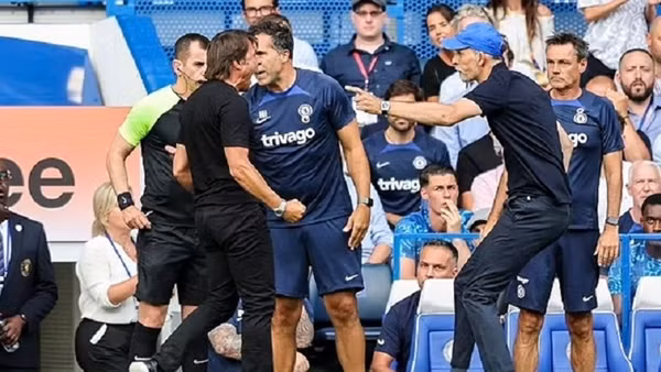 Tuchel và Conte va chạm, cùng nhận thẻ đỏ