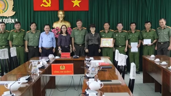 Đối tượng cung cấp ma túy đá luôn thủ theo súng bên mình