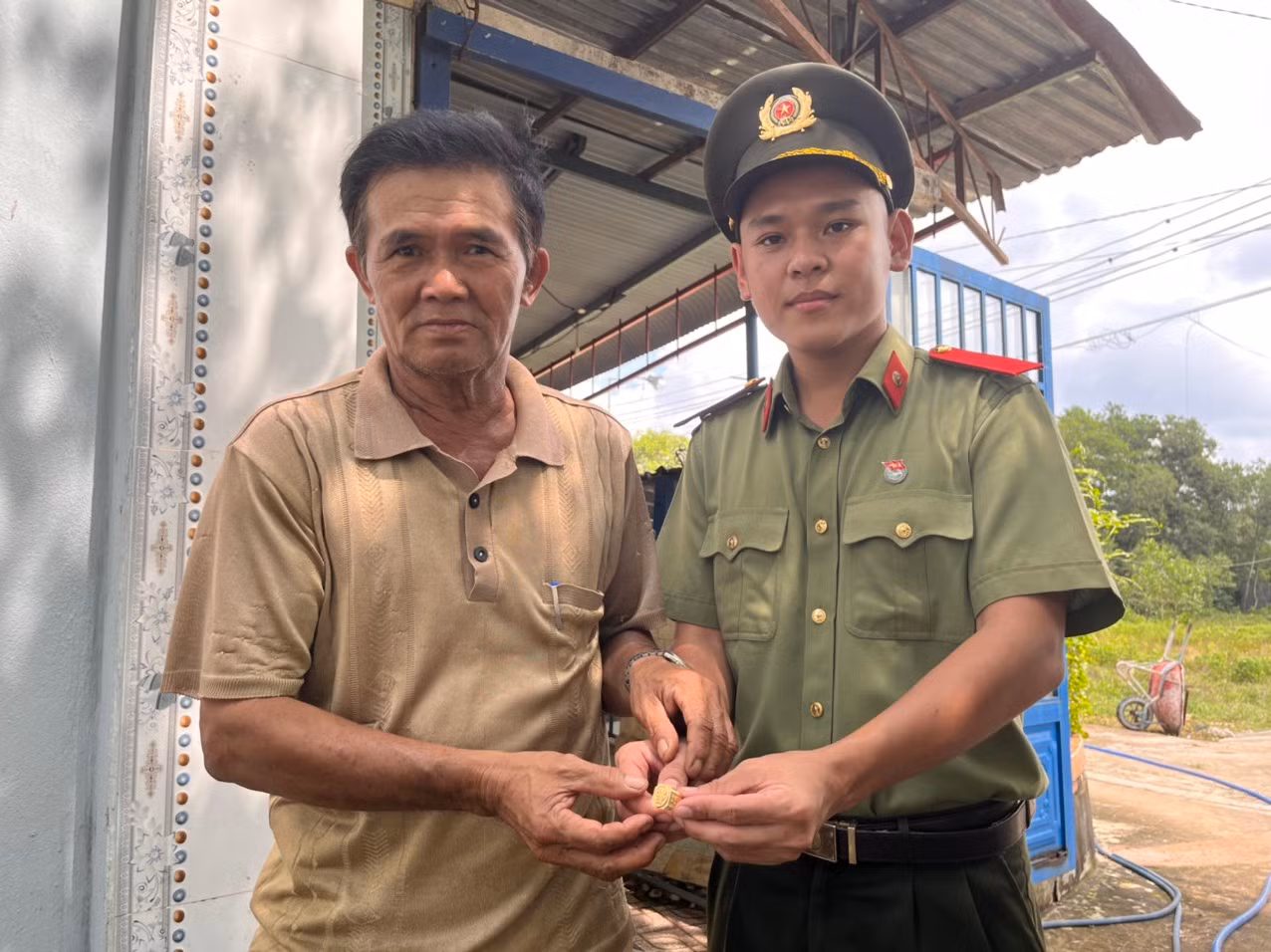 Khen thưởng học viên Trường CAND I nhặt được của rơi, trả người đánh mất -0