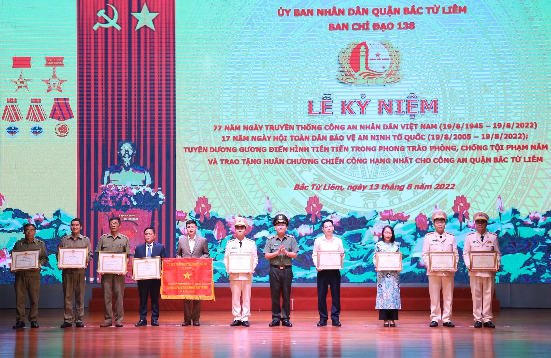 Sôi nổi Ngày hội toàn dân bảo vệ ANTQ và tuyên dương điển hình tiên tiến trong phong trào phòng chống tội phạm -0