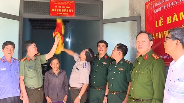 Bàn giao nhà tình nghĩa cho hai hộ gia đình khó khăn