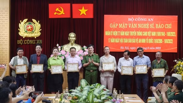 Trân trọng những cống hiến của văn nghệ sĩ, báo chí với sự nghiệp bảo vệ an ninh, trật tự