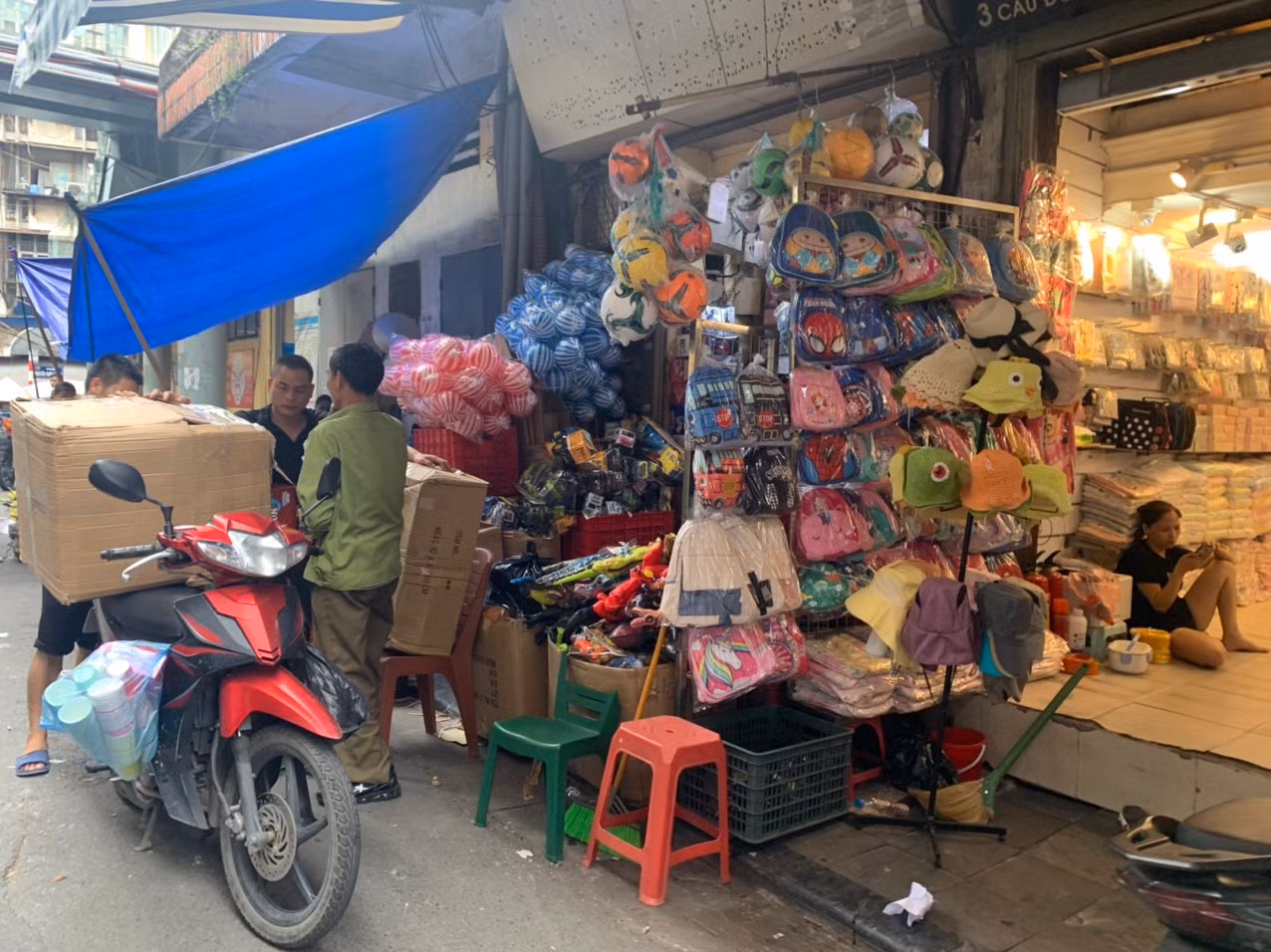 Công an Thủ đô thực hiện 6 điều Bác Hồ dạy:&nbsp;Bình yên khu chợ Đồng Xuân -0