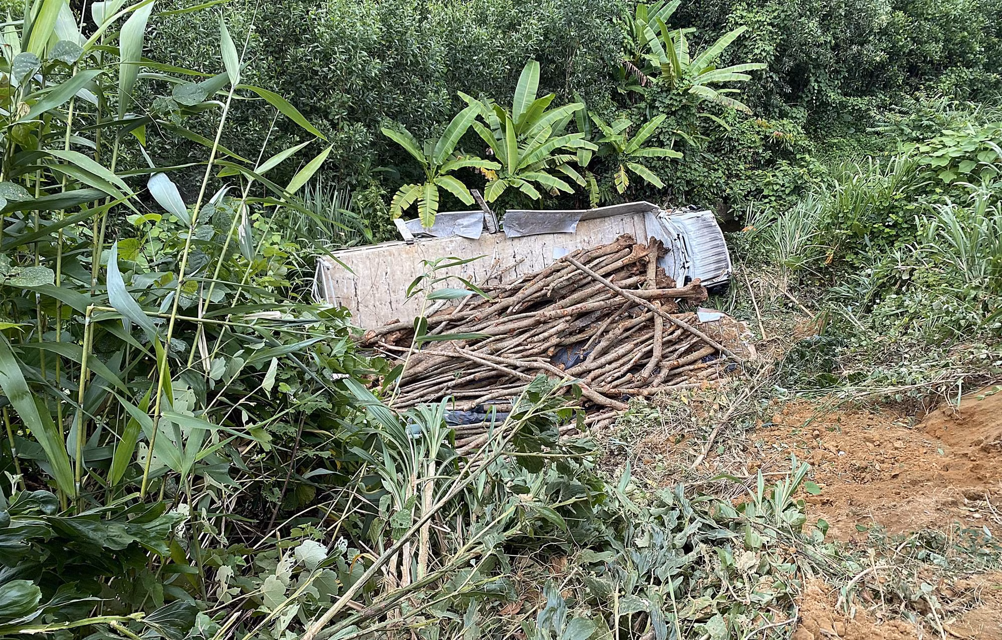 Xe tải lao xuống vực sâu 7m, tài xế và phụ xe thoát nạn thần kỳ -0