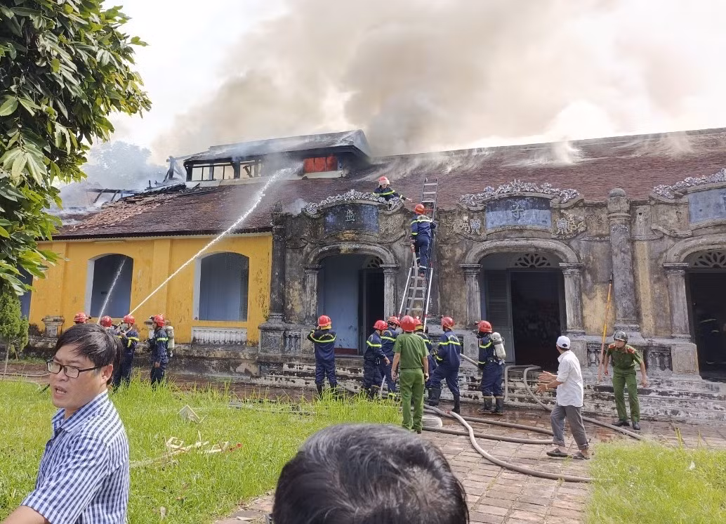 Dập tắt vụ hỏa hoạn tại di tích Quốc Tử Giám triều Nguyễn -0
