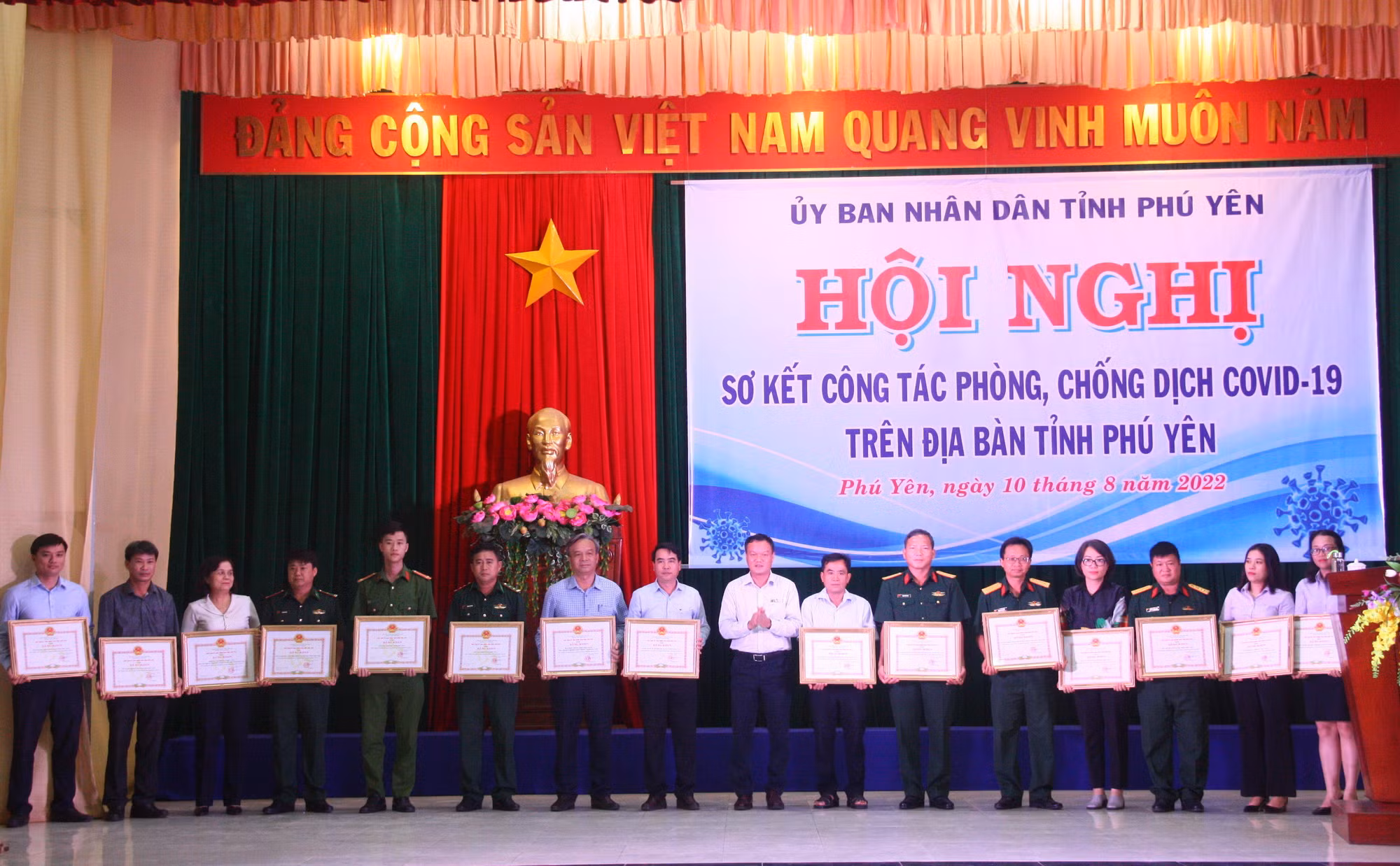Phú Yên khen thưởng các tập thể, cá nhân phòng. chống dịch COVID - 19 -0