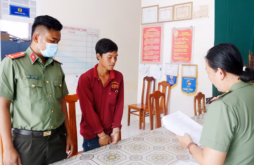 Đưa người qua lại biên giới trái phép để nhận tiền công 500.000 đồng -0