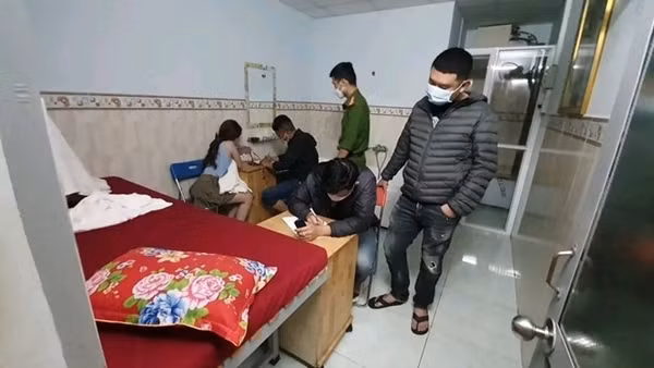 Ập vào nhà nghỉ, bắt quả tang 4 đôi đang mua bán dâm