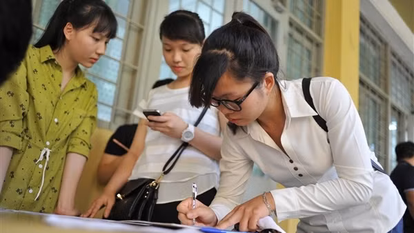 Áp lực tăng học phí "đè nặng" sinh viên