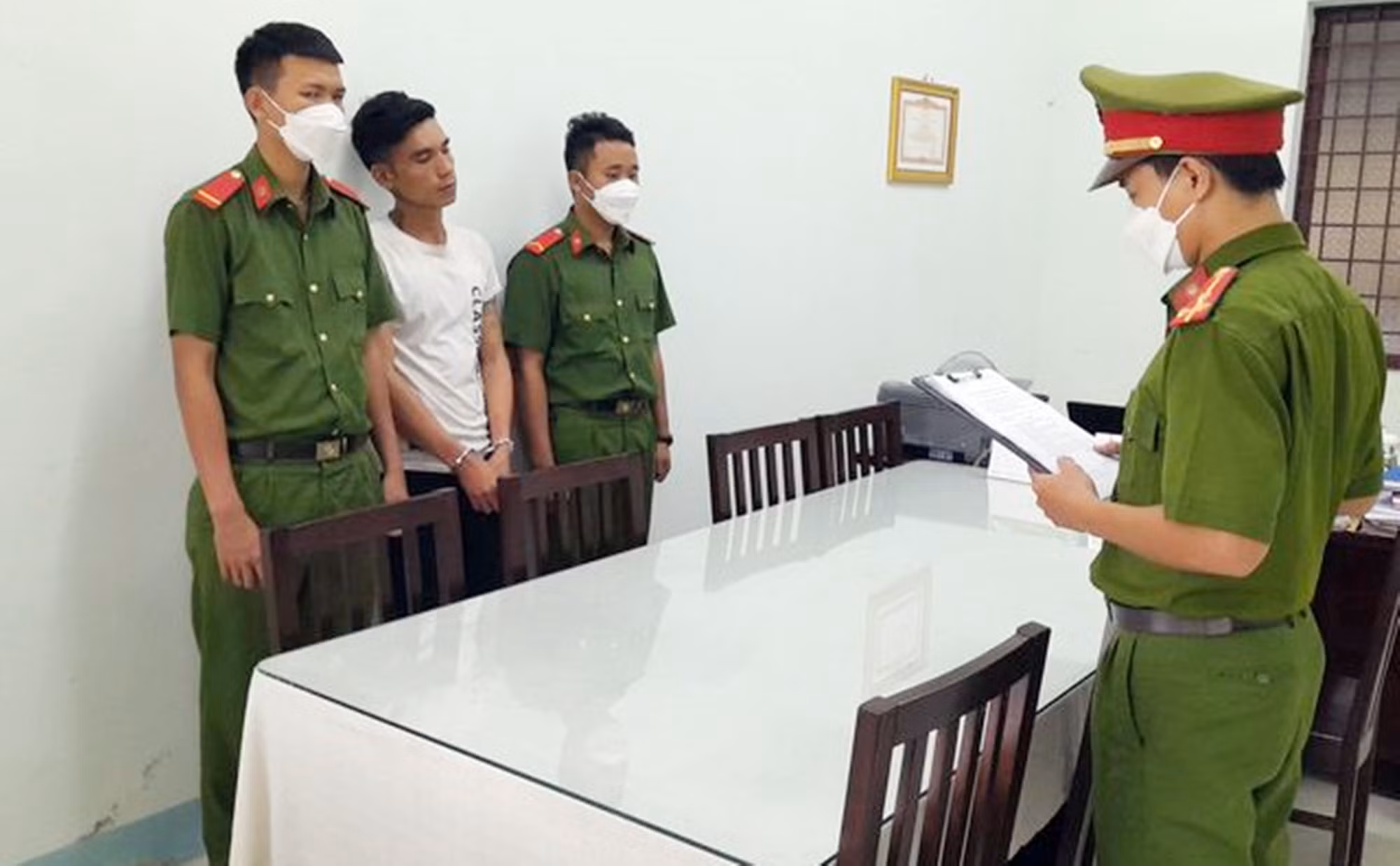 Bắt khẩn cấp đối tượng dùng rựa tấn công Công an -0