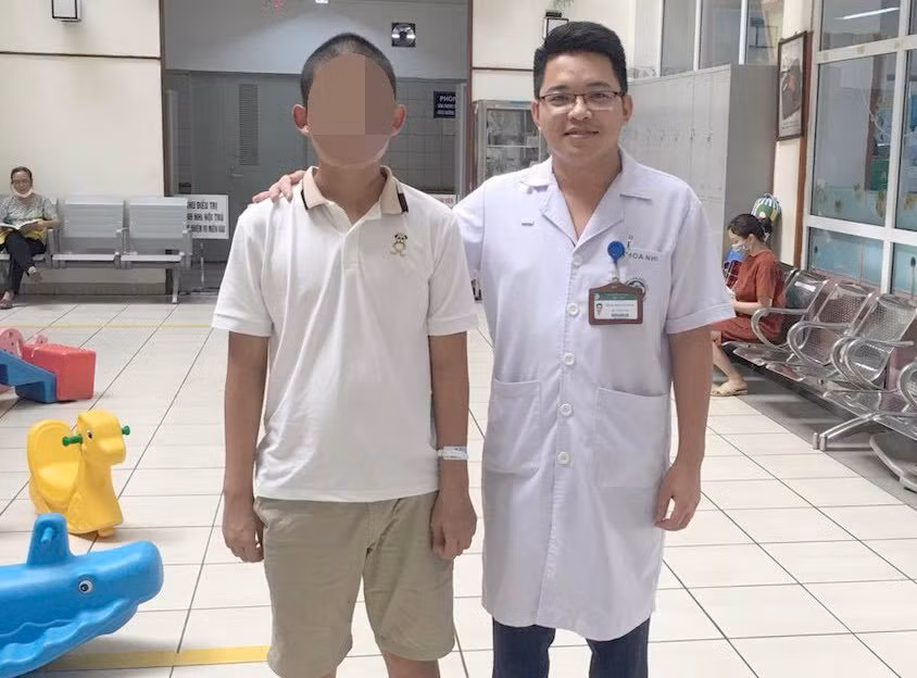Hai bệnh nhi bị biến chứng sốt xuất huyết cực nặng thoát chết -0