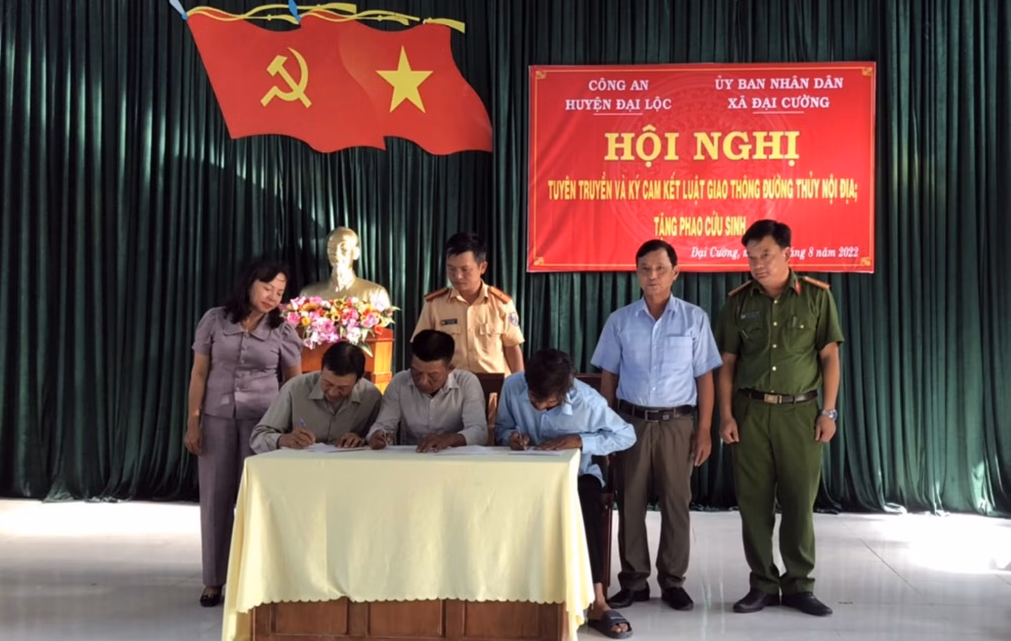 Tuyên truyền an toàn giao thông đường thủy cho người dân vùng “rốn lũ” -0