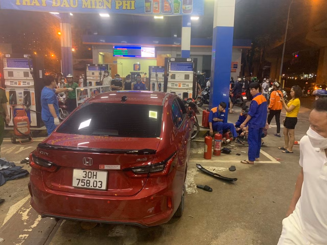 Tạm giữ tài xế say rượu, lao vào cây xăng khiến 6 người bị thương -0