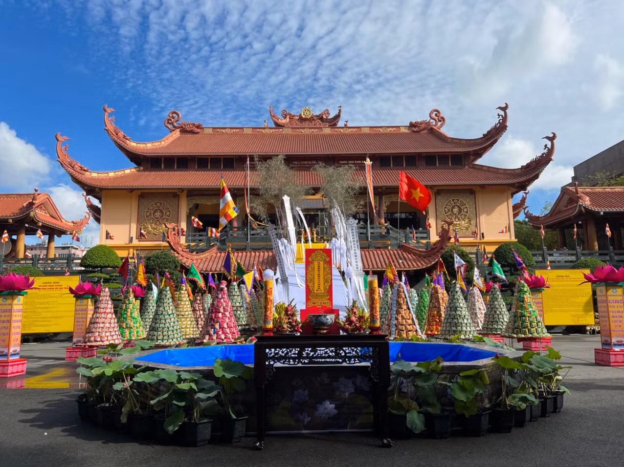 Đại lễ tưởng niệm đồng bào tử vong và cán bộ, chiến sĩ hy sinh trong đại dịch COVID-19 -0