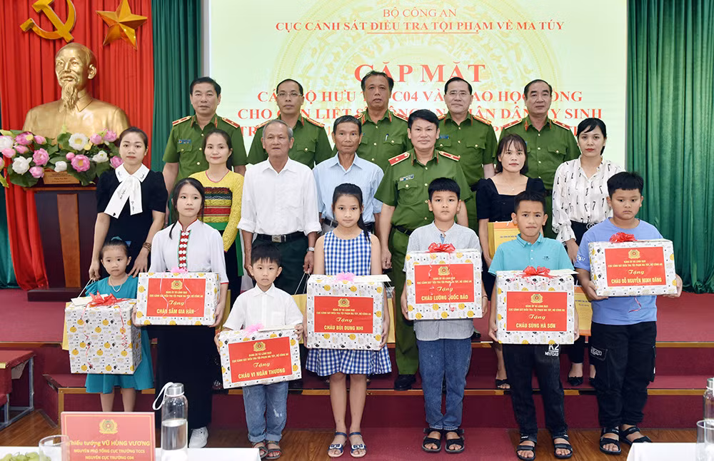 Phần quà ý nghĩa trao tặng con các liệt sỹ trước thềm năm học mới -0