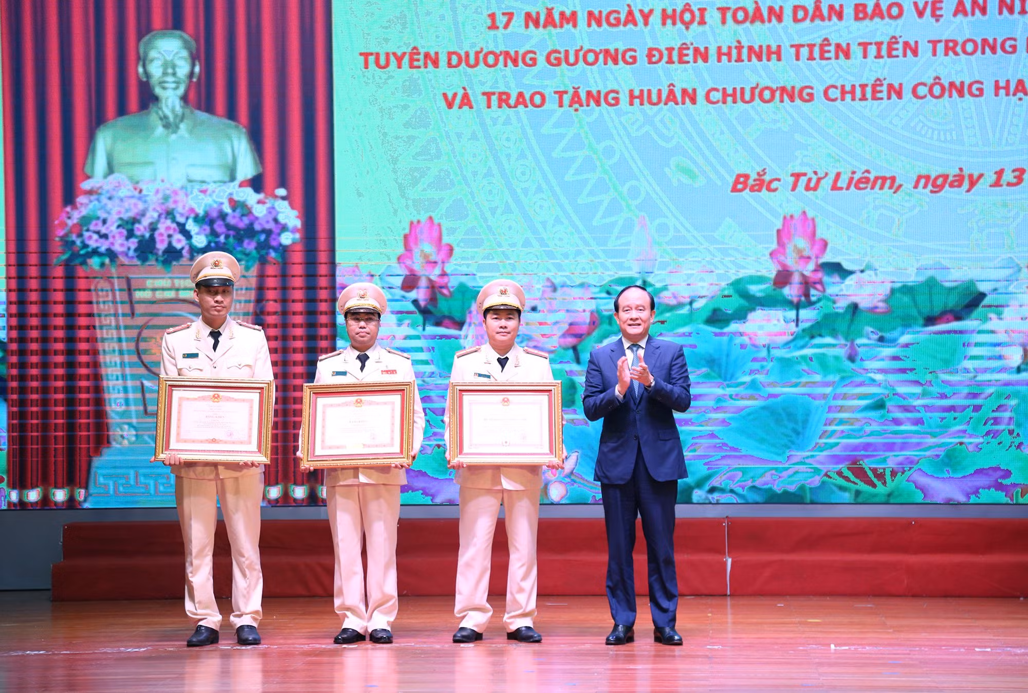 Sôi nổi Ngày hội toàn dân bảo vệ ANTQ và tuyên dương điển hình tiên tiến trong phong trào phòng chống tội phạm -0