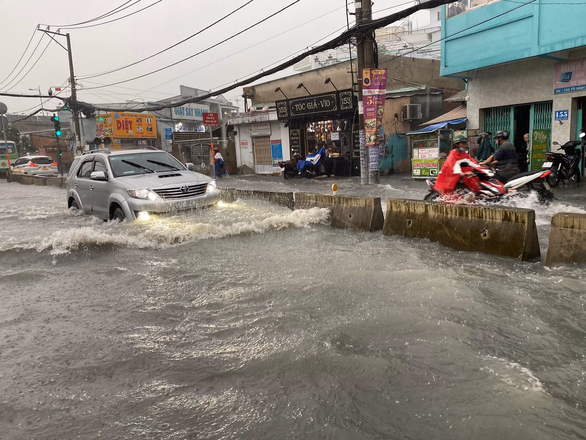 Hàng loạt tuyến đường ở TP Hồ Chí Minh ngập nặng trong cơn mưa trắng trời -3