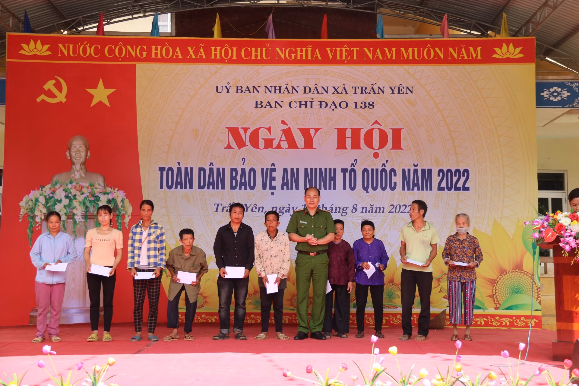 đồng chí trưởng công an huyện bắc sơn tặng quà cho các gia đình chính sách trên địa bàn xã trấn yên.jpg -0