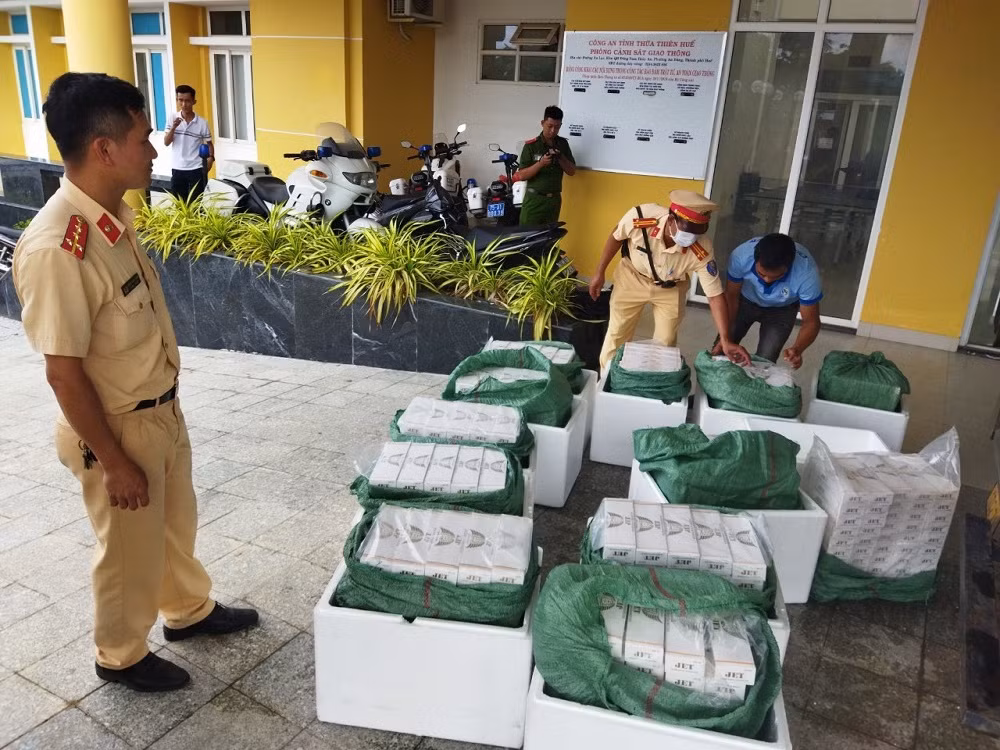 Phát hiện 6.000 bao thuốc lá lậu trên xe chở tôm giống -0