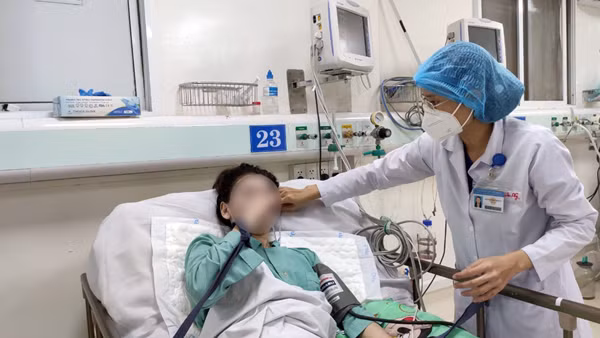 Nữ sinh trong vụ 8 sinh viên bị ngộ độc rượu bị di chứng tổn thương não
