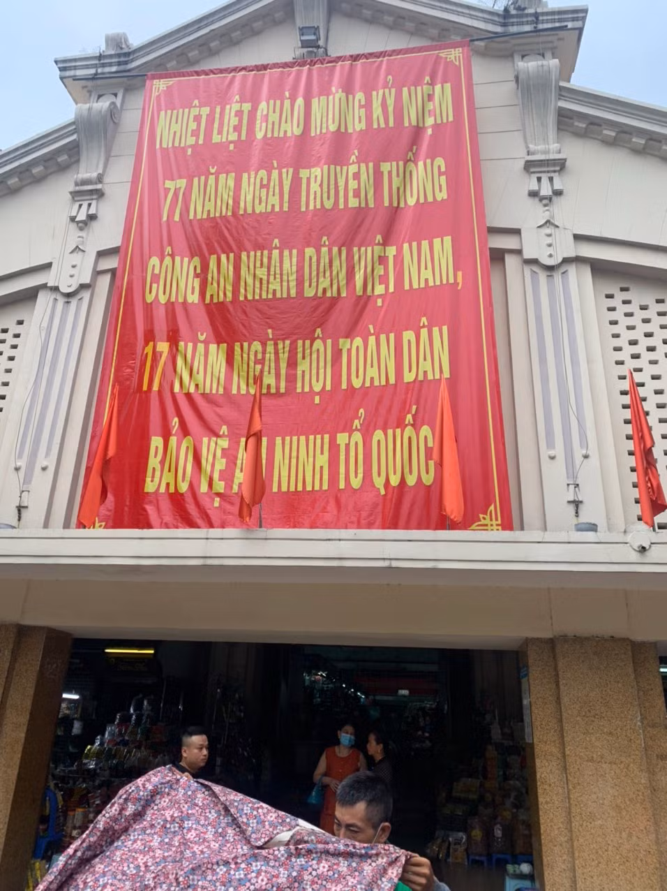 Công an Thủ đô thực hiện 6 điều Bác Hồ dạy:&nbsp;Bình yên khu chợ Đồng Xuân -1