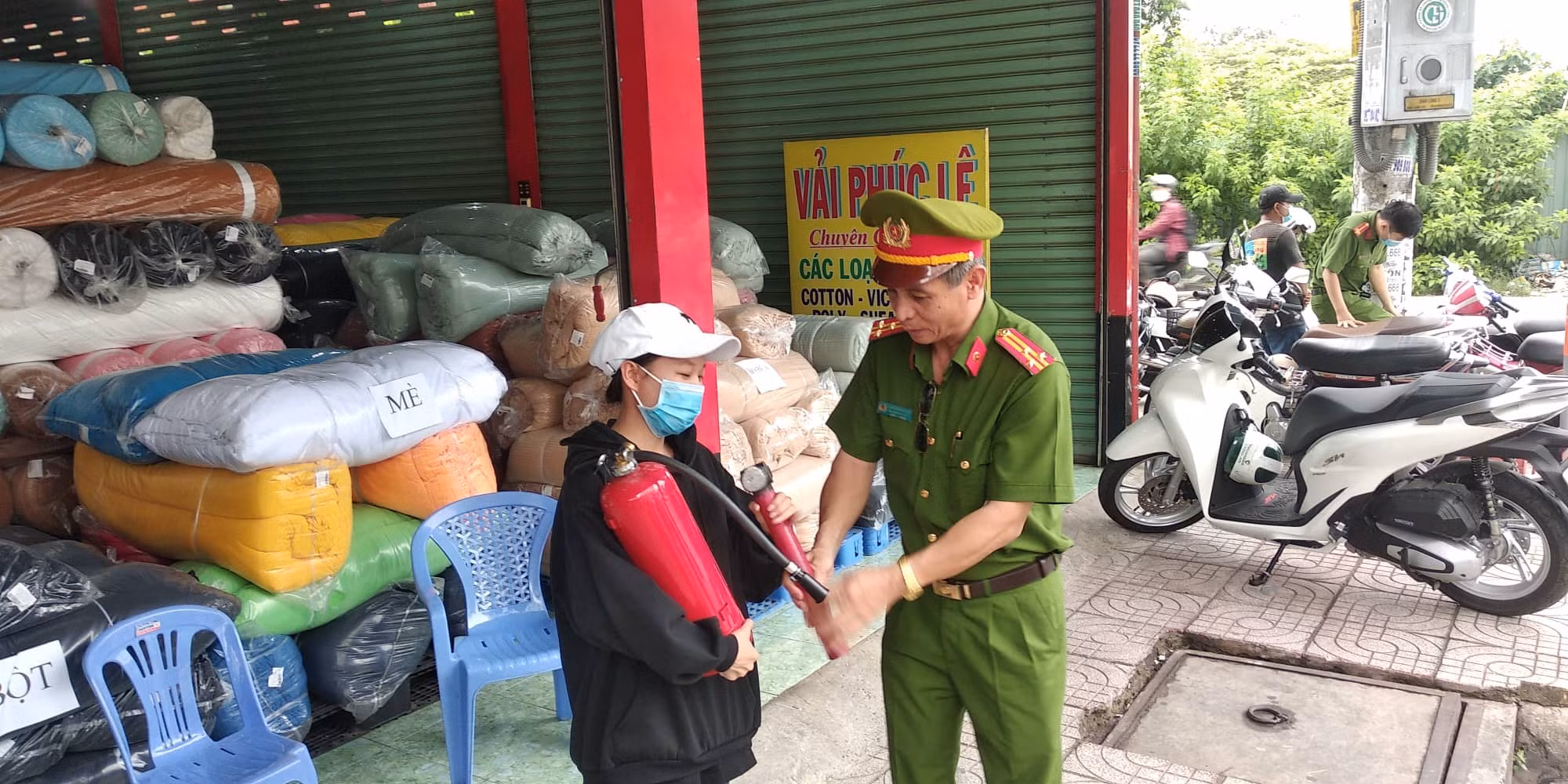 Bất ngờ trước phản ứng nhanh gọn lẹ, hiệu quả của các thành viên “Tổ liên gia an toàn PCCC”. -0