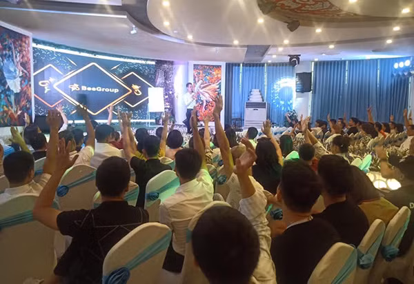 Hình ảnh nhiều người hào hứng tham gia khóa học “triệu phú đô la” được đăng trên một tài khoản facebook.