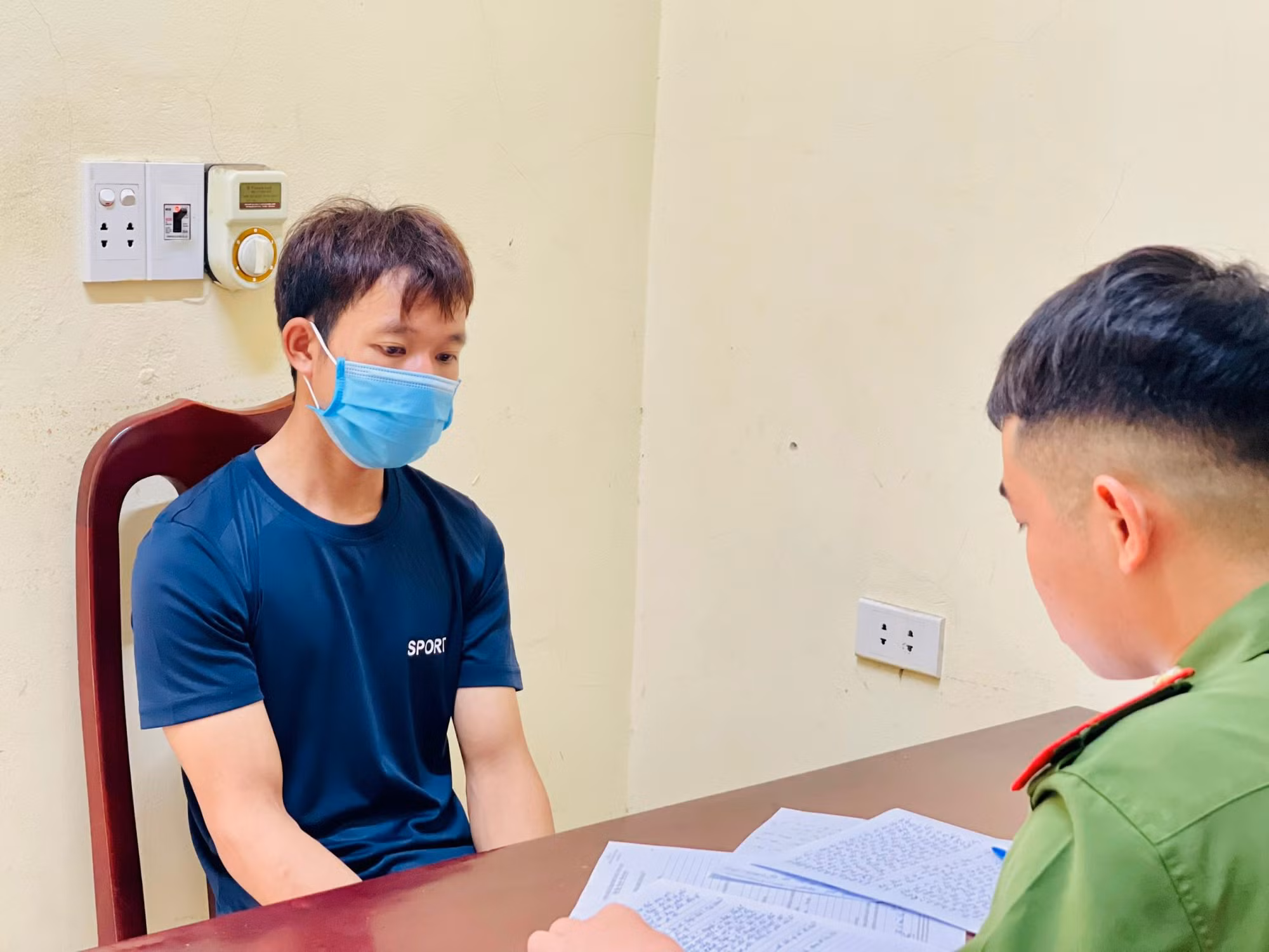 Bé gái 13 tuổi bị bạn trai quen qua mạng dụ dỗ bỏ nhà được tìm thấy sau 4 ngày mất tích -0