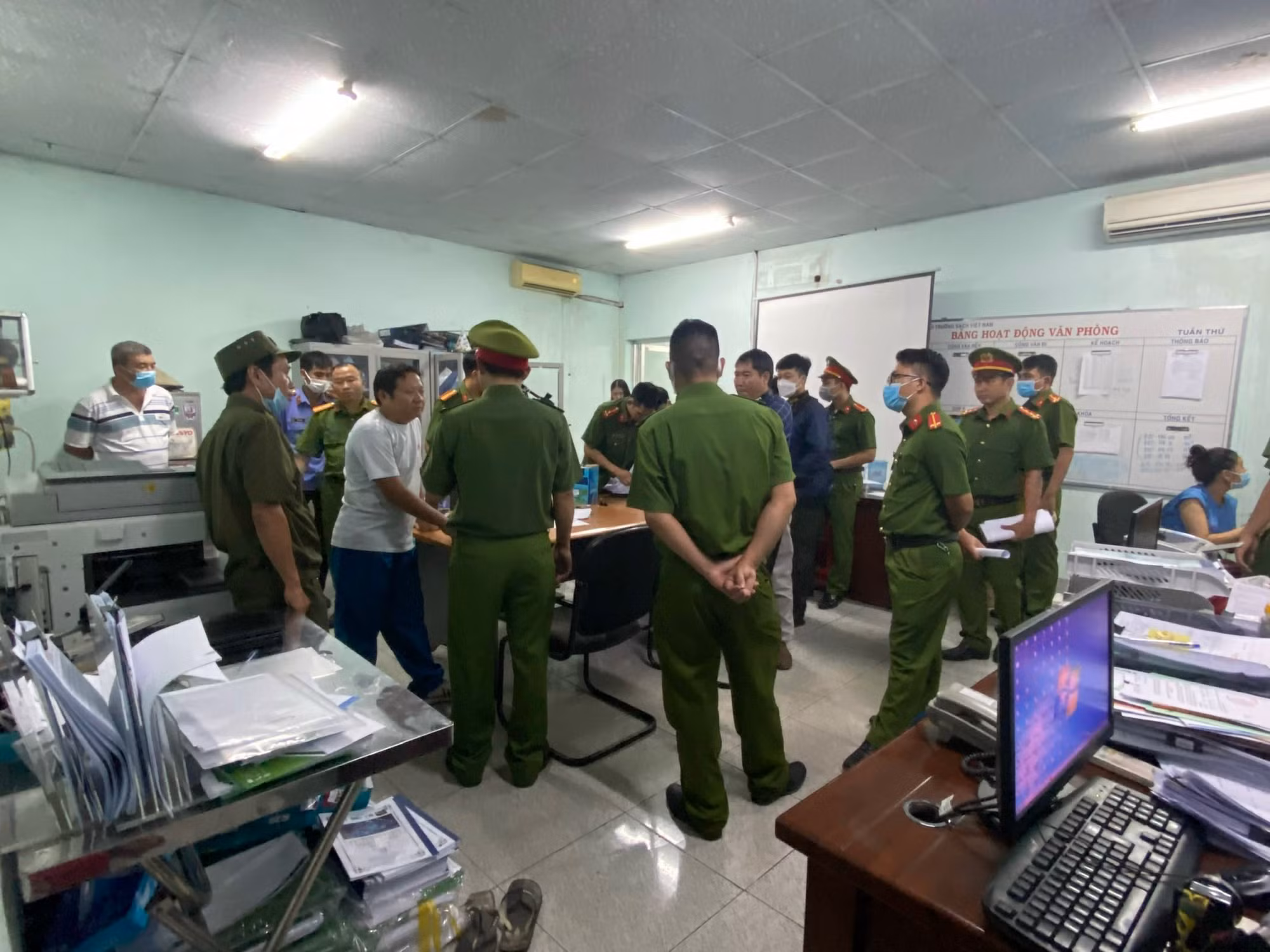 Tạm giữ xe tải nghi vận chuyển hàng cấm -0