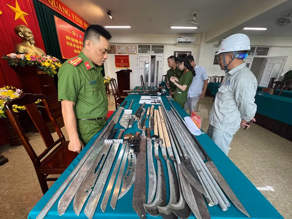 Người dân đến Công an Thừa Thiên-Huế giao nộp nhiều súng, đạn, kiếm, mã tấu… -0