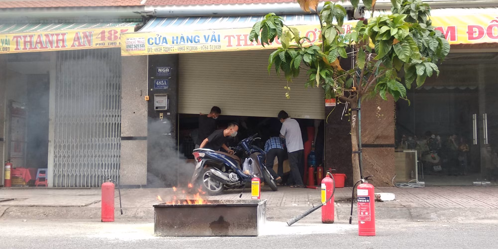 Bất ngờ trước phản ứng nhanh gọn lẹ, hiệu quả của các thành viên “Tổ liên gia an toàn PCCC”. -1