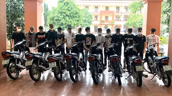 Xử lý 15 “trẻ trâu” bốc đầu xe máy
