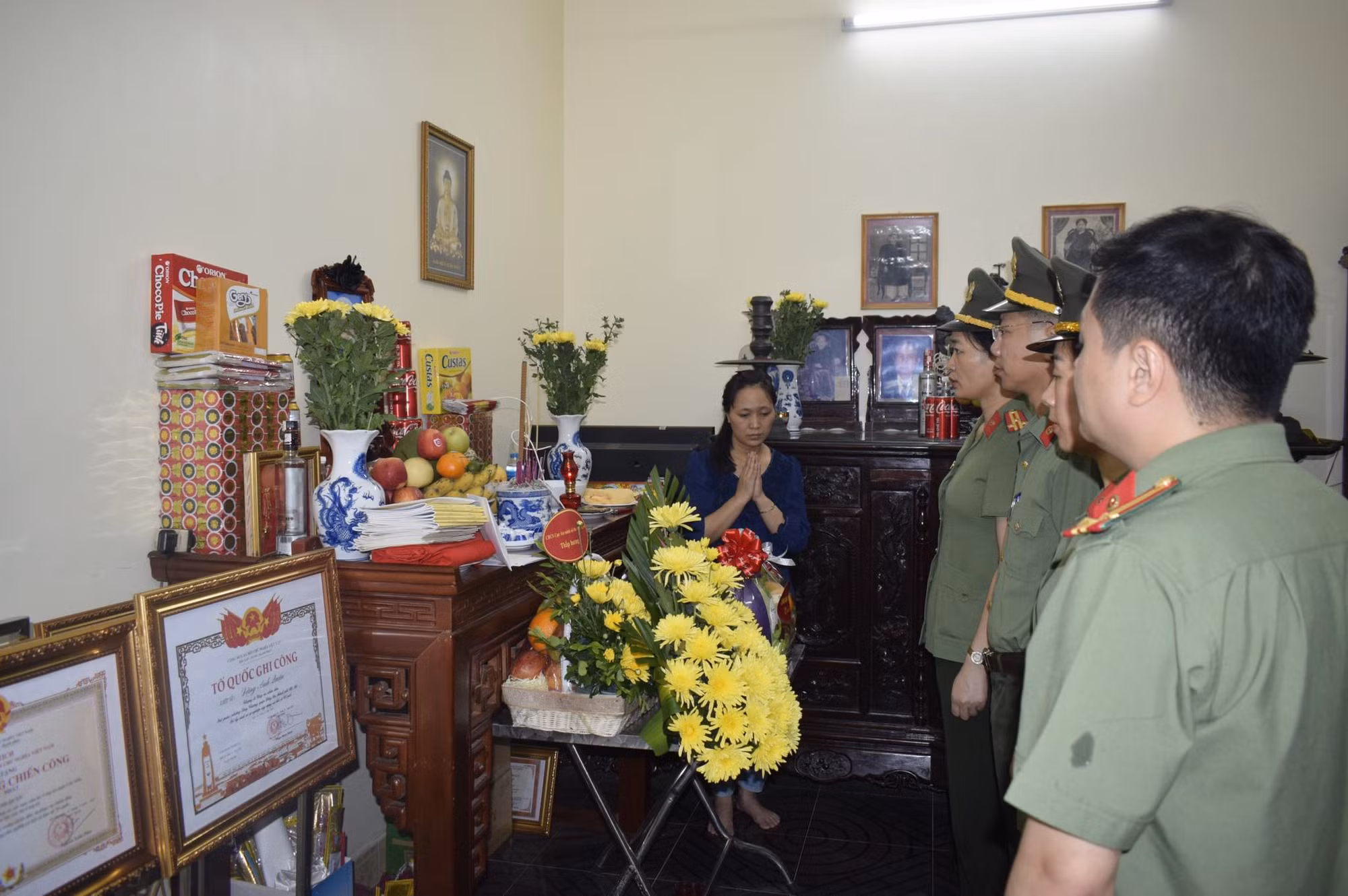 Công an Quảng Ninh thăm hỏi, động viên gia đình 3 liệt sỹ Cảnh sát PCCC hy sinh -0