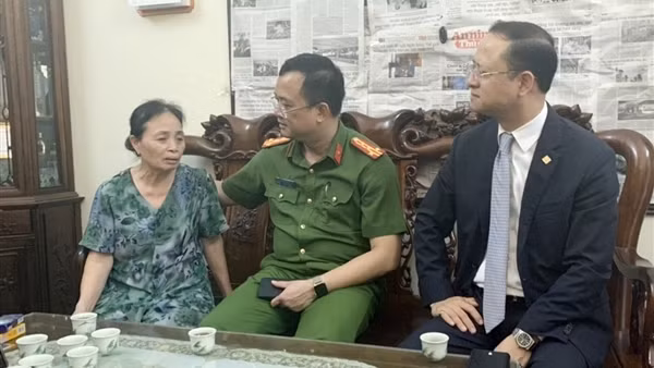 Trao sổ tiết kiệm tặng 3 gia đình liệt sỹ Cảnh sát hy sinh