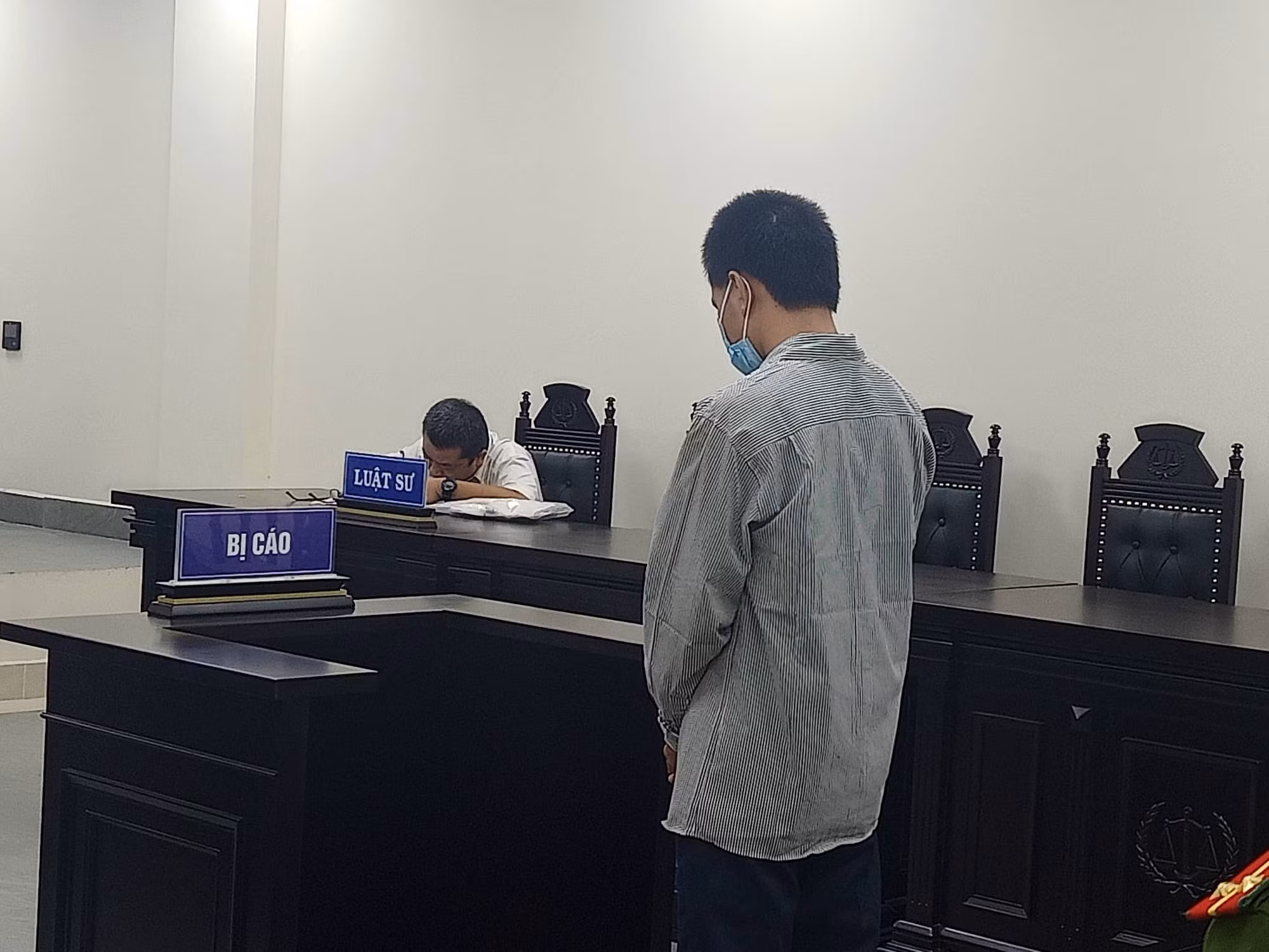 Cầm dao cứa cổ người trong họ vì tức tối lời nói -0
