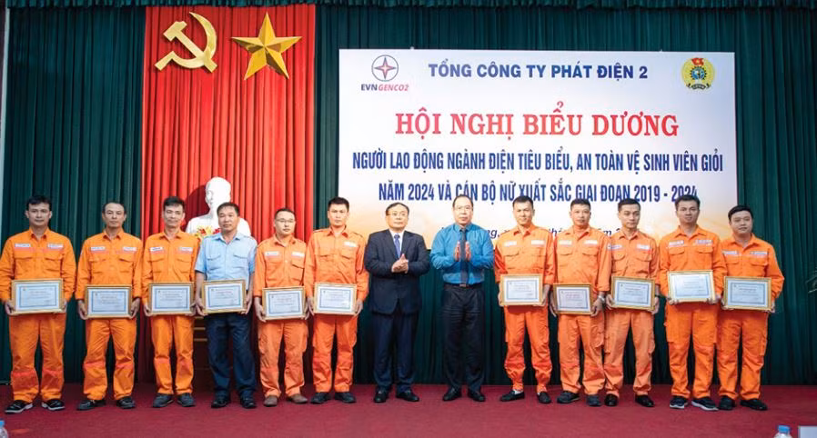 70 cá nhân được khen thưởng tại Hội nghị biểu dương Người lao động ngành Điện tiêu biểu -0