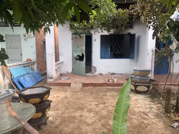 Nghi vấn do mâu thuẫn, chồng mua xăng về đốt nhà khiến hai vợ chồng tử vong -0