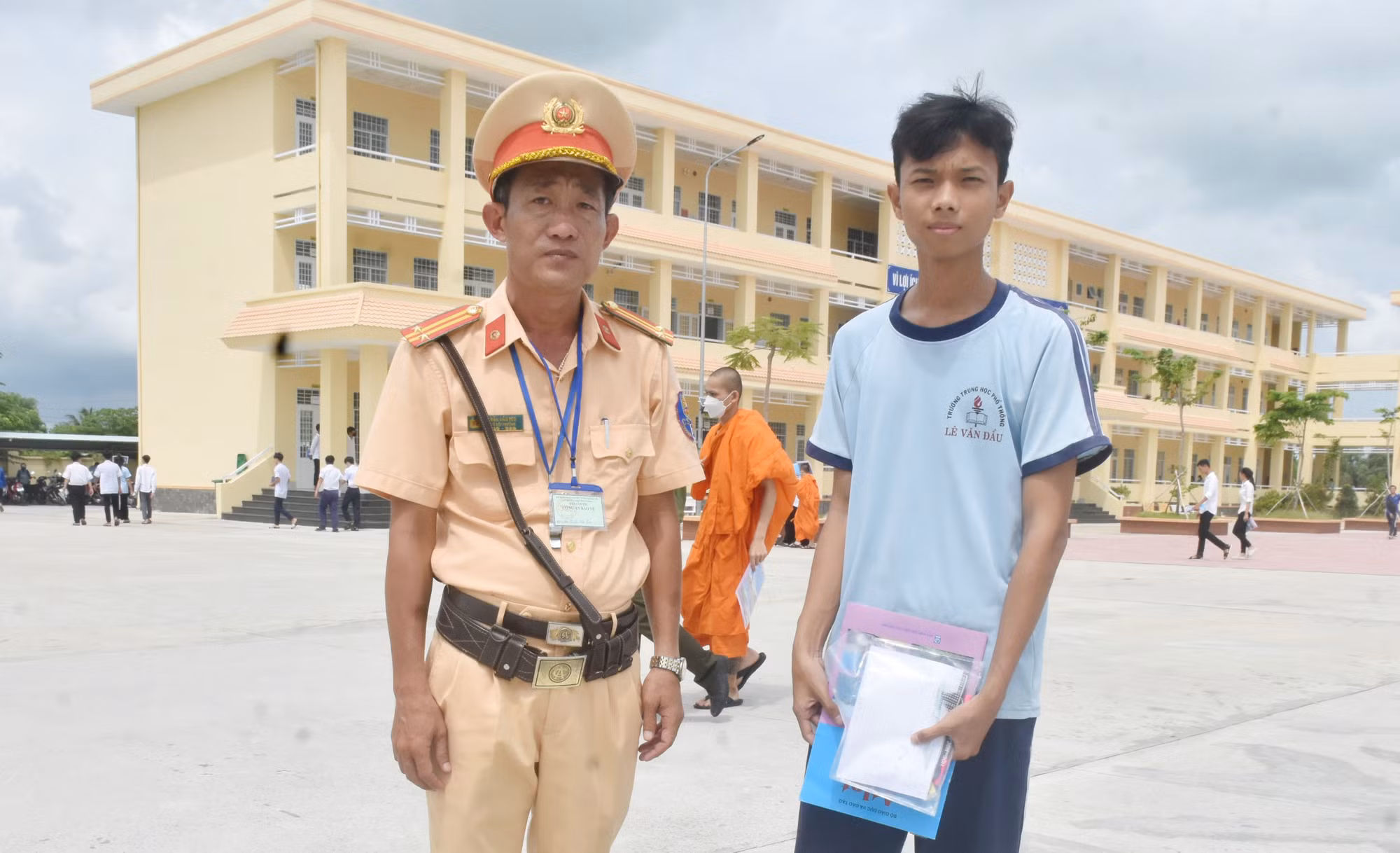 CSGT đưa thí sinh vượt 20km về nhà lấy giấy tờ bỏ quên -0