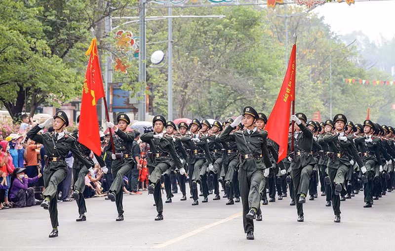 DB4-“Vượt nắng thắng mưa” ở thao trường tập luyện diễu binh -0