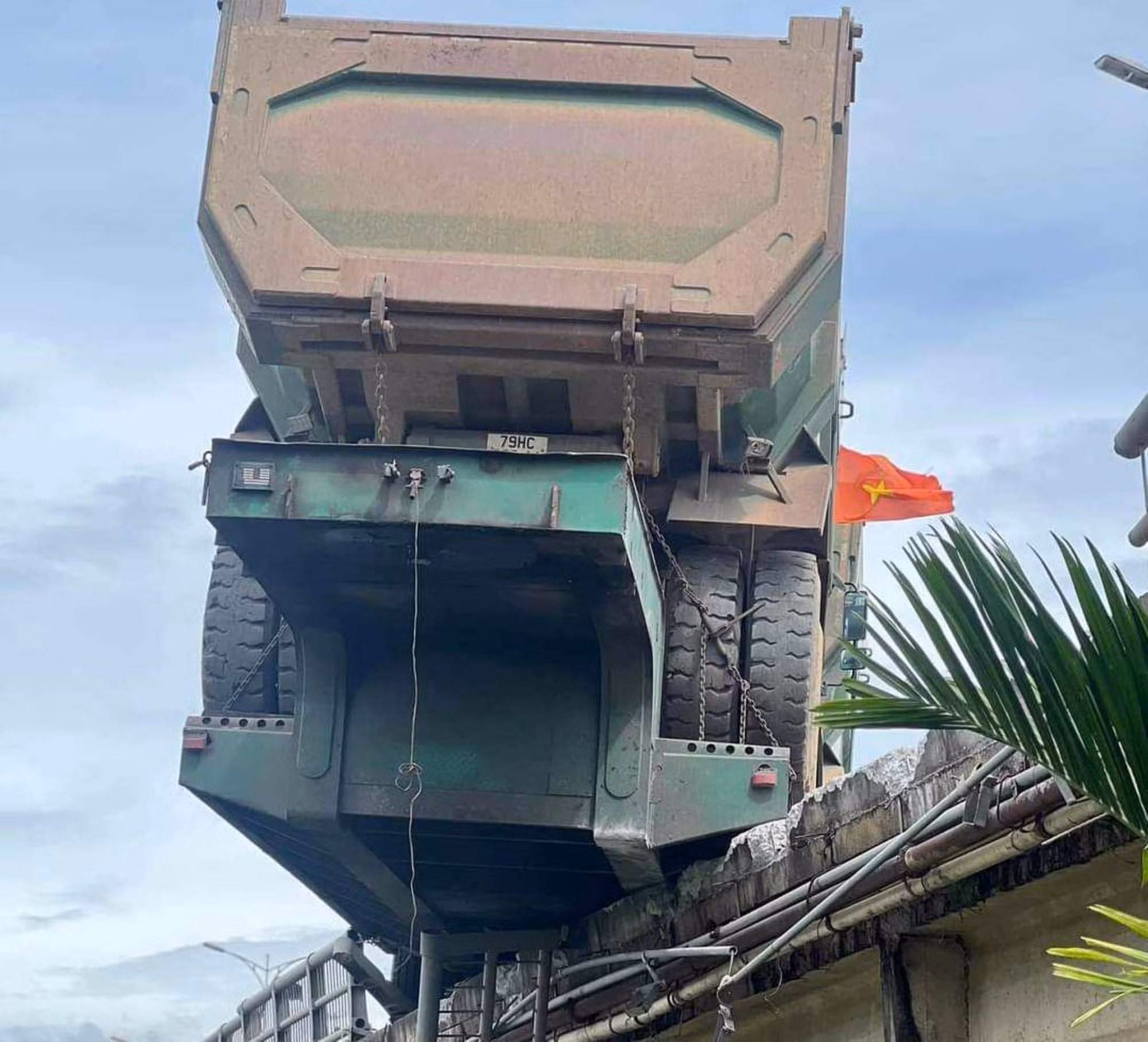 Người đi đường khiếp hãi khi xe đầu kéo “làm xiếc” trên cầu An Lỗ, cabin xe rơi xuống sông -0