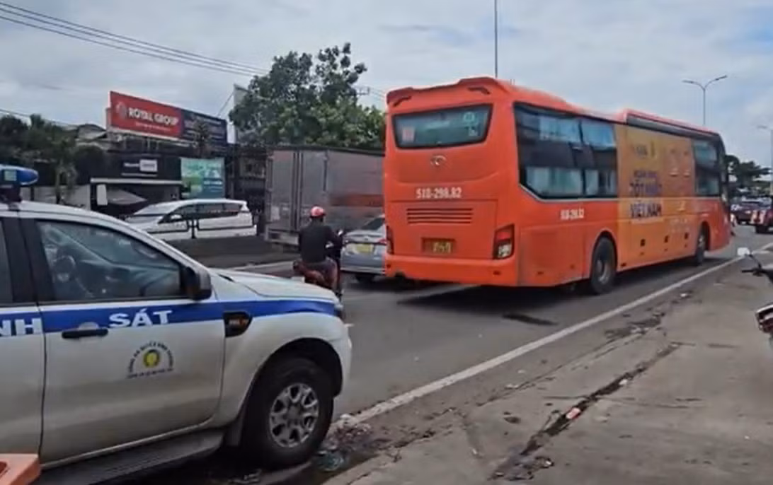 Thắng gấp tránh xe đạp, người điều khiển xe máy bị xe khách cán tử vong -1