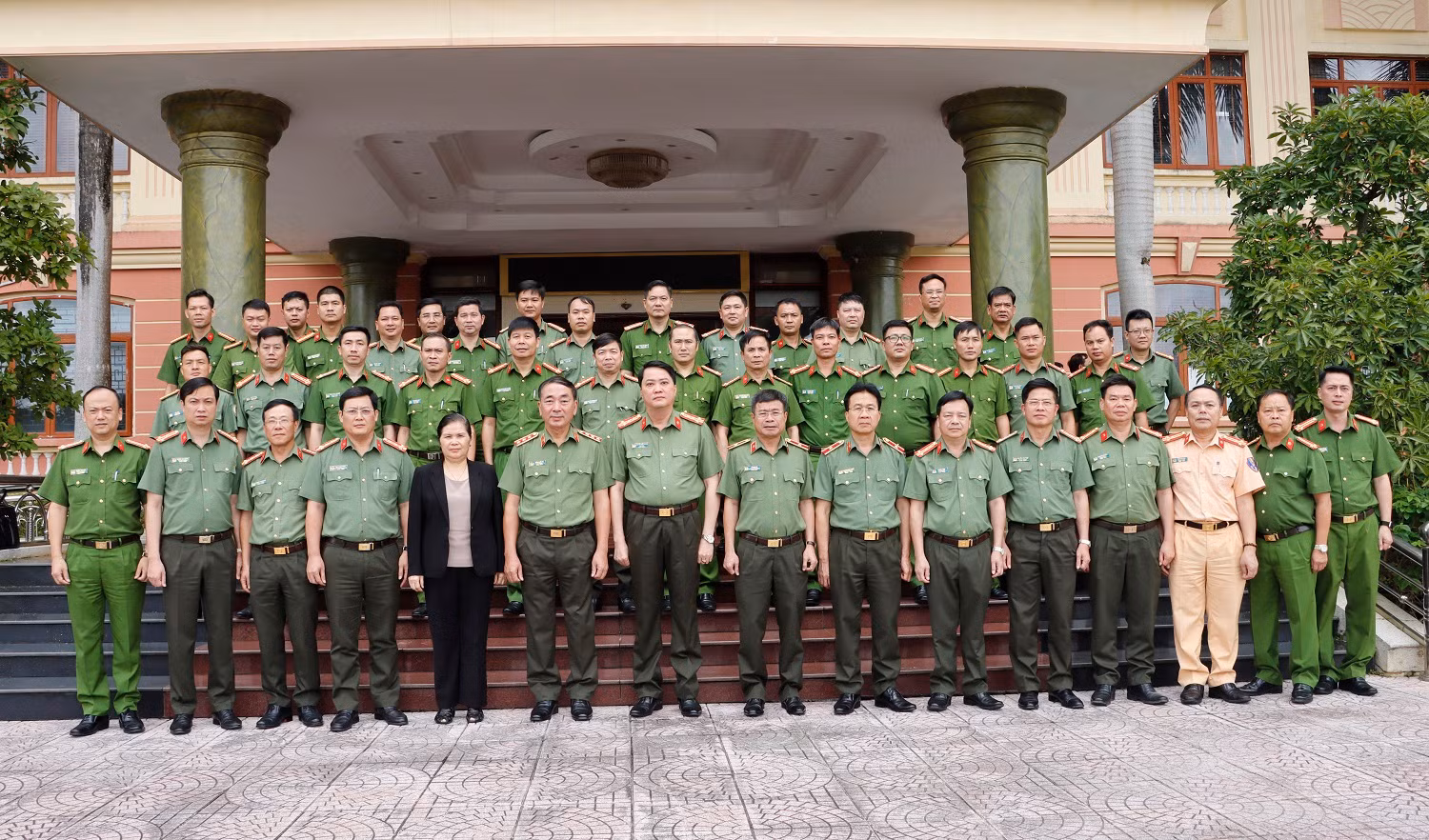 đồng chí thứ trưởng trần quốc tỏ và bí thư tỉnh uỷ giàng páo mỷ chụp ảnh lưu niệm cùng các đại biểu dự buổi làm việc.jpg -0