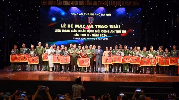 "Phía sau những chiến công" tái hiện trên sân khấu kịch nói Công an&nbsp;Thủ đô