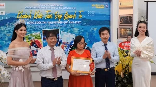 Trao giải và triển lãm ảnh"Khoảnh khắc tươi đẹp quanh ta"