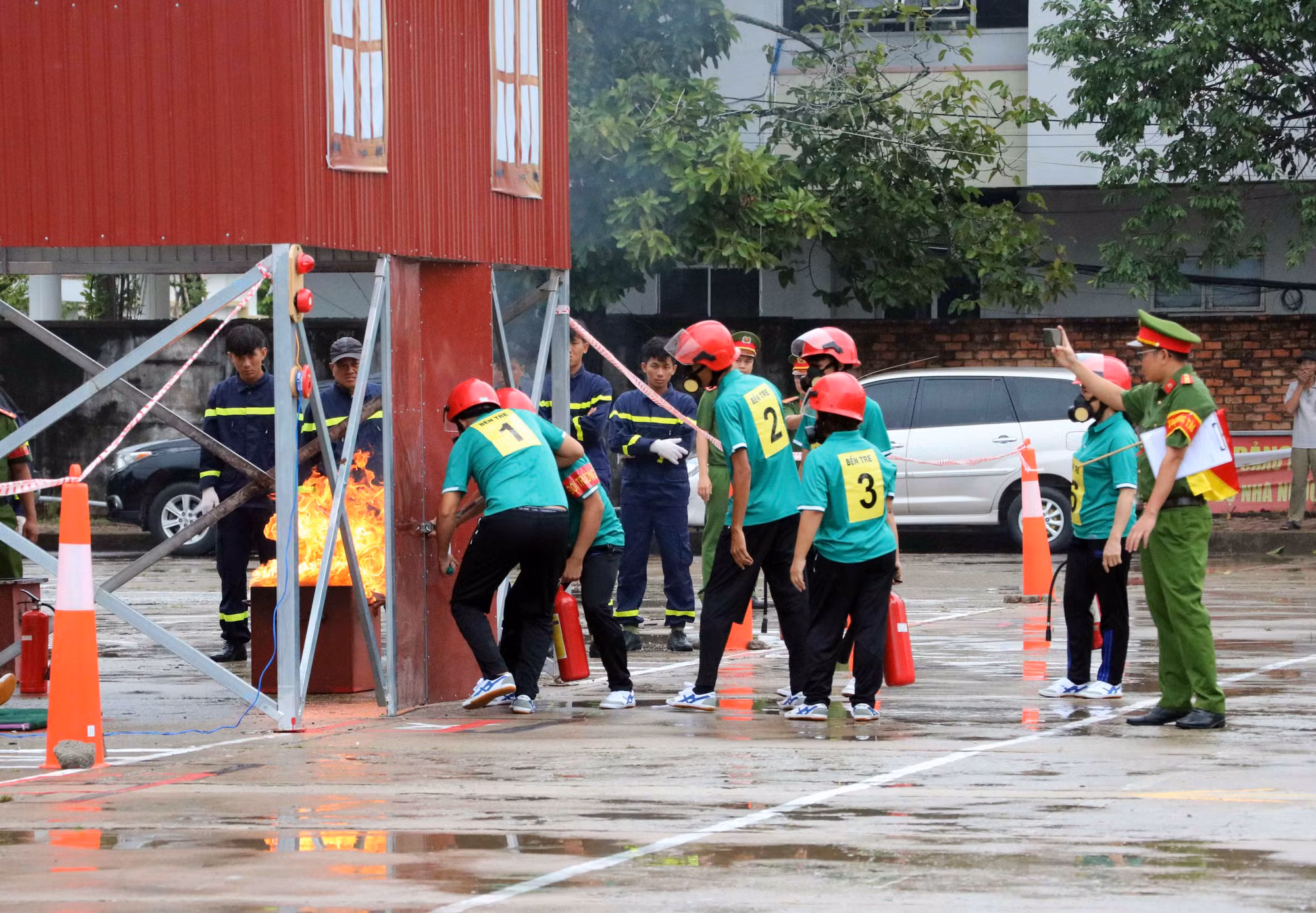 Sôi nổi Hội thi nghiệp vụ chữa cháy và cứu nạn cứu hộ “Tổ liên gia an toàn PCCC” khu vực VI -1