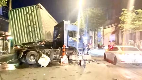 Nhiều người thoát nạn khi xe đầu kéo lao vào dải phân cách