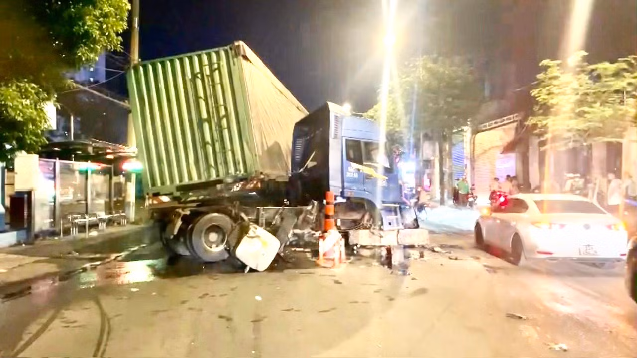 Nhiều người thoát nạn khi xe đầu kéo lao vào dải phân cách -0