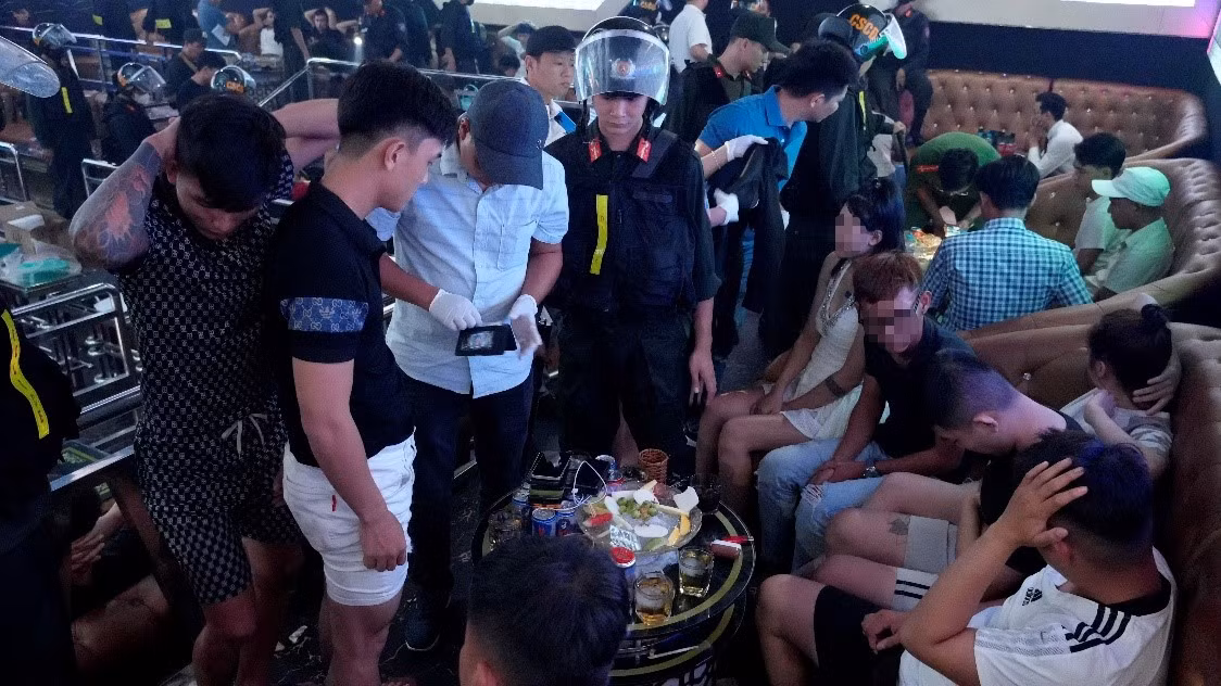 Phát hiện nhiều người liên quan đến ma túy trong quán bar HV -0