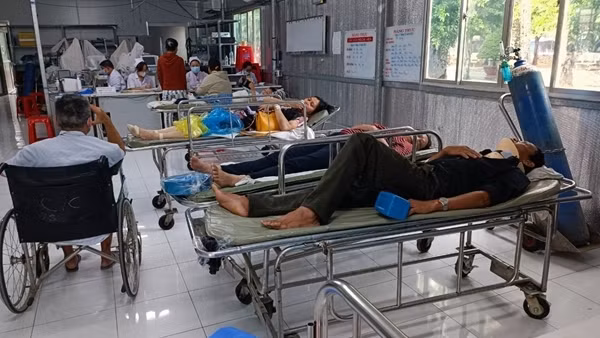 Va chạm trên cao tốc TP Hồ Chí Minh-Trung Lương, 11 người nhập viện