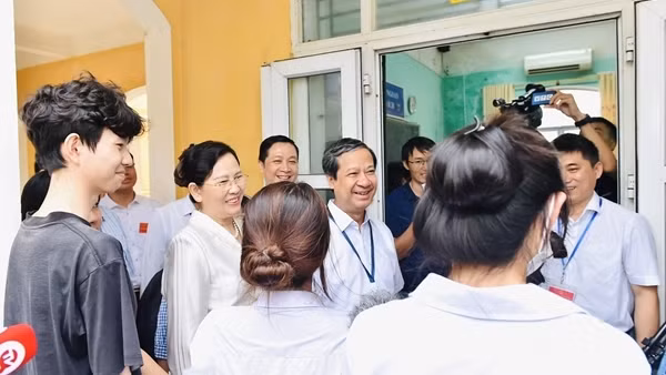 Bộ trưởng Bộ GD&ĐT động viên thí sinh, giáo viên trước Kỳ thi tốt nghiệp THPT